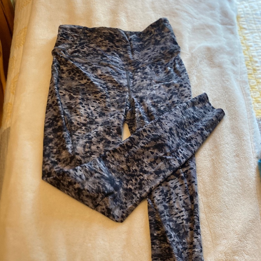 Lululemon black patterned women’s leggings size 6